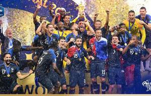 BALLON ROND BALLON OVALE ...…..BRAVO A L'EQUIPE DE FRANCE DE FOOT ILS L’ONT FAIT !!! ON EST CHAMPIOOONS DU MONDE……